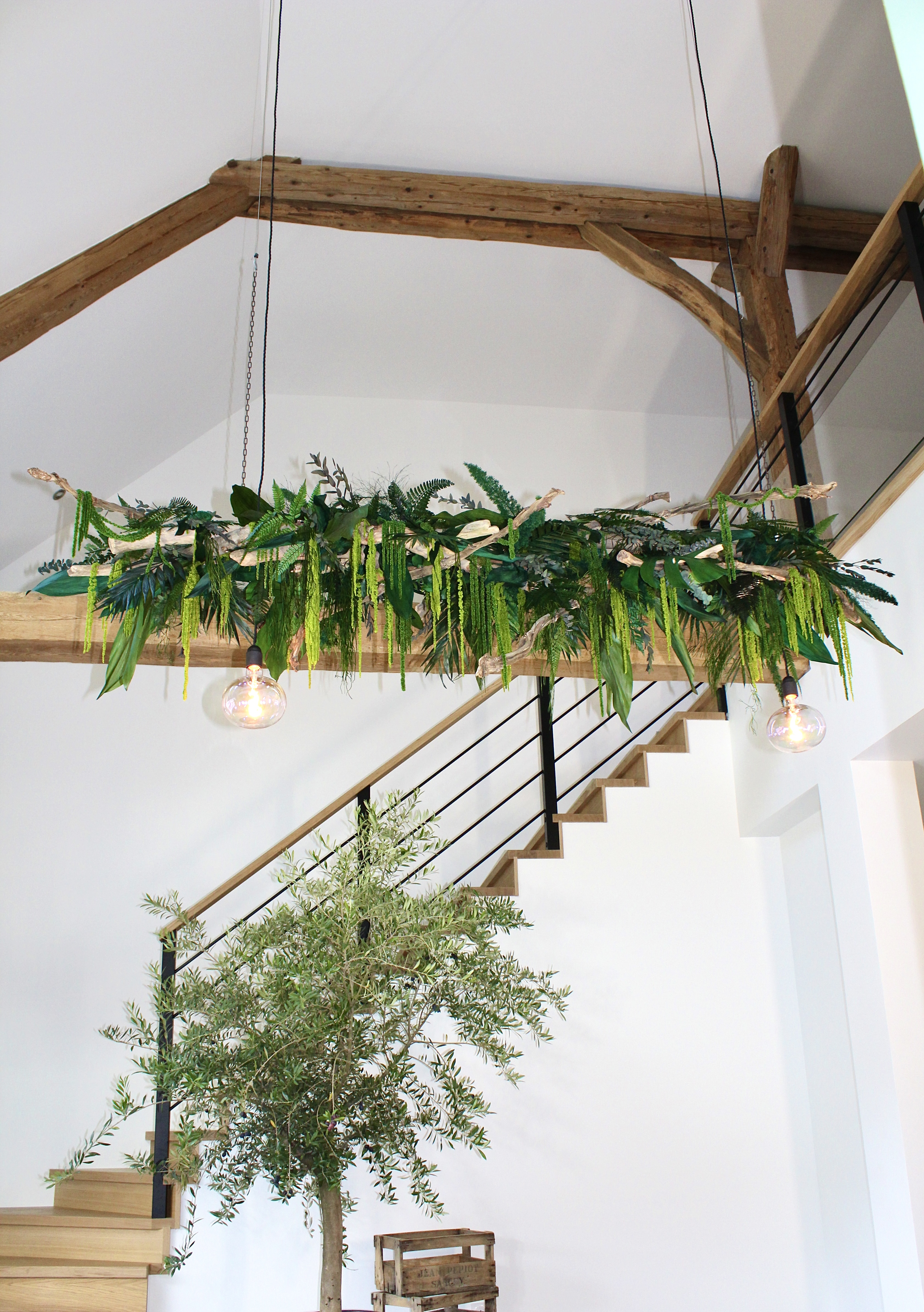 Lustre végétal installé près d'un escalier dans un espace de vie
